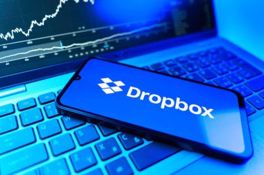 Prag, Çek Cumhuriyeti - 09 02 2025: Dropbox logosunu gösteren dizüstü bilgisayarlı telefon. Dropbox bulut depolama ve dosya paylaşımı için bir platformdur.
