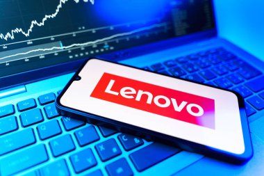 Prag, Çek Cumhuriyeti - 09 02 2025: Bilgisayarda Lenovo logosunu gösteren bir dosya var. Lenovo bilgisayar ve elektronik üreten bir teknoloji şirketidir..