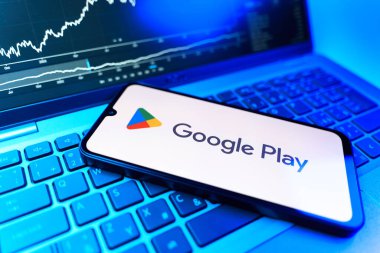Prag, Çek Cumhuriyeti - 09 02 2025: Google Play logosunu gösteren dizüstü bilgisayarlı telefon. Google Play uygulamaları, oyunları ve dijital içeriği indirmek için bir platformdur.