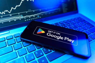 Prag, Çek Cumhuriyeti - 09 02 2025: Google Play logosunu gösteren dizüstü bilgisayarlı telefon. Google Play uygulamaları, oyunları ve dijital içeriği indirmek için bir platformdur.