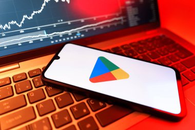 Prag, Çek Cumhuriyeti - 09 02 2025: Google Play logosunu gösteren dizüstü bilgisayarlı telefon. Google Play uygulamaları, oyunları ve dijital içeriği indirmek için bir platformdur.