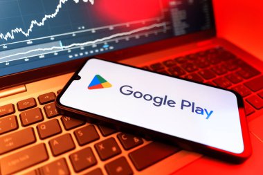 Prag, Çek Cumhuriyeti - 09 02 2025: Google Play logosunu gösteren dizüstü bilgisayarlı telefon. Google Play uygulamaları, oyunları ve dijital içeriği indirmek için bir platformdur.