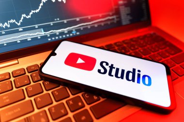 Prag, Çek Cumhuriyeti - 09 02 2025: Youtube Studio logosunu gösteren dizüstü bilgisayarlı telefon. Youtube Studio YouTube kanallarını yönetmek ve analiz etmek için bir platformdur.