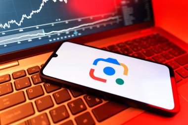 Prag, Çek Cumhuriyeti - 09 02 2025: Google Lens logosunu gösteren dizüstü bilgisayarlı telefon. Google Lens, resimlerdeki görsel arama ve bilgi için kullanılan bir araçtır..