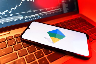 Prag, Çek Cumhuriyeti - 09 02 2025: Google Family Link logosunu gösteren dizüstü bilgisayarlı telefon. Google Family Link ebeveyn denetimi ve çocuk hesabı yönetimi için bir platformdur.