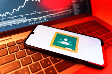 Prag, Çek Cumhuriyeti - 09 02 2025: Google Sınıfı logosunu gösteren dizüstü bilgisayarlı telefon. Google Sınıfı, sınıfları ve eğitim içeriğini yönetmek için bir platformdur.