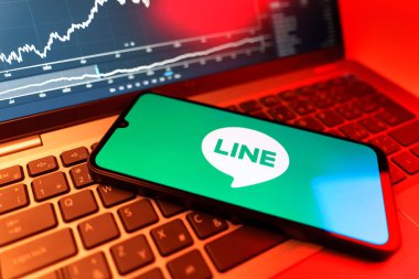 Prag, Çek Cumhuriyeti - 09 02 2025: telefon bilgisayarda ve hisse senedi çizelgesi logesini gösteriyor. Line aramalar, mesajlar ve çokluortam paylaşımı için bir mesajlaşma uygulamasıdır.