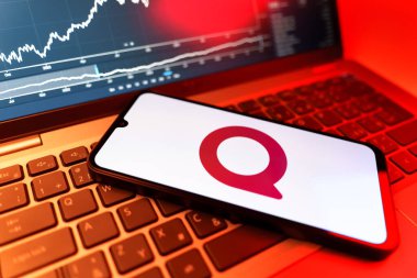 Prag, Çek Cumhuriyeti - 09 02 2025: telefon bilgisayarda Quora logosunu gösteriyor. Quora soru sormak ve bilgi paylaşmak için bir platformdur..