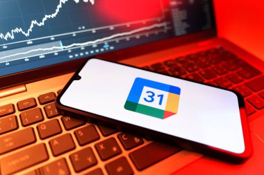 Prag, Çek Cumhuriyeti - 09 02 2025: Google Takvim logosunu gösteren dizüstü bilgisayarlı telefon. Google Takvimi olayları zamanlamak ve yönetmek için bir platformdur.