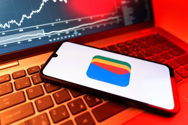 Prag, Çek Cumhuriyeti - 09 02 2025: Google Cüzdan logosunu gösteren dizüstü bilgisayarlı telefon. Google Cüzdanı dijital ödeme yöntemlerini depolamak ve kullanmak için bir platformdur.