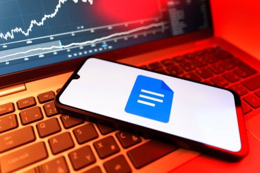 Prag, Çek Cumhuriyeti - 09 02 2025: Google Docs logosunu gösteren dizüstü bilgisayarlı telefon. Google Docs metin belgeleri oluşturmak ve düzenlemek için bir platformdur.