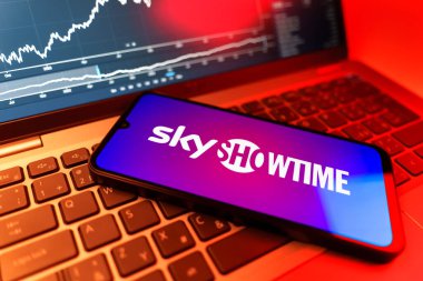 Prag, Çek Cumhuriyeti - 09 02 2025, SkyShowtime logosunu gösteren dizüstü bilgisayarlı telefon. SkyShowtime, sinema ve televizyon dizileri için bir yayın platformudur..