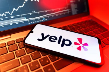 Prag, Çek Cumhuriyeti - 09 02 2025: telefondan Yelp logosu görünüyor. Yelp yerel işletmeleri bulmak ve incelemek için bir platformdur.