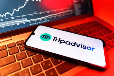 Prag, Çek Cumhuriyeti - 09 02 2025: telefon bilgisayarda, hisse senedi tablosunda TripDanışman logosu görünüyor. Seyahat danışmanı seyahat değerlendirmeleri, rezervasyonlar ve tavsiyeler için bir platformdur..