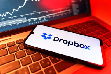 Prag, Çek Cumhuriyeti - 09 02 2025: Dropbox logosunu gösteren dizüstü bilgisayarlı telefon. Dropbox bulut depolama ve dosya paylaşımı için bir platformdur.
