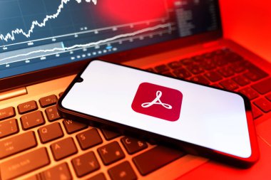 Prag, Çek Cumhuriyeti - 09 02 2025: Telefondan Acrobat Reader logosu görünüyor. Acrobat Reader, PDF belgelerini görüntülemek ve yönetmek için bir platformdur.