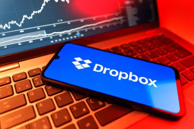 Prag, Çek Cumhuriyeti - 09 02 2025: Dropbox logosunu gösteren dizüstü bilgisayarlı telefon. Dropbox bulut depolama ve dosya paylaşımı için bir platformdur.