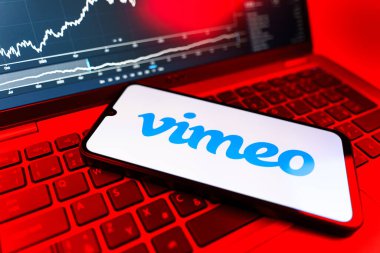 Prag, Çek Cumhuriyeti - 09 02 2025: Vimeo logosunu gösteren dizüstü bilgisayarlı telefon. Vimeo, yüksek kaliteli video sunucu ve paylaşımı için bir platformdur.