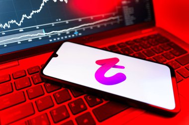 Prag, Çek Cumhuriyeti - 09 02 2025: Tango logosunu gösteren dizüstü bilgisayarlı telefon. Tango, görüntülü aramalar, mesajlar ve canlı yayınlar için sosyal bir uygulama..