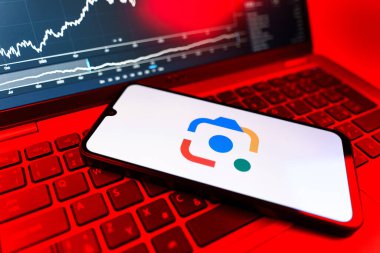 Prag, Çek Cumhuriyeti - 09 02 2025: Google Lens logosunu gösteren dizüstü bilgisayarlı telefon. Google Lens, resimlerdeki görsel arama ve bilgi için kullanılan bir araçtır..