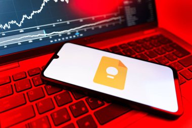 Prag, Çek Cumhuriyeti - 09 02 2025: Google Keep logosunu gösteren dizüstü bilgisayarlı telefon. Google Keep notlar, listeler ve hatırlatıcılar için bir platformdur.