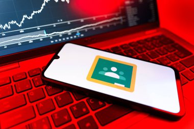 Prag, Çek Cumhuriyeti - 09 02 2025: Google Sınıfı logosunu gösteren dizüstü bilgisayarlı telefon. Google Sınıfı, sınıfları ve eğitim içeriğini yönetmek için bir platformdur.