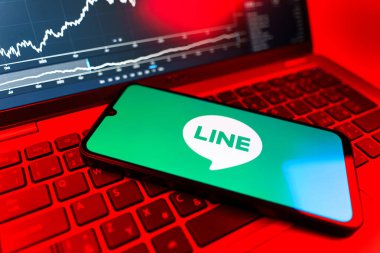 Prag, Çek Cumhuriyeti - 09 02 2025: telefon bilgisayarda ve hisse senedi çizelgesi logesini gösteriyor. Line aramalar, mesajlar ve çokluortam paylaşımı için bir mesajlaşma uygulamasıdır.