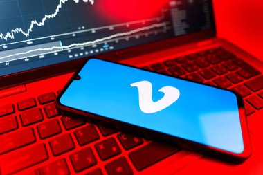 Prag, Çek Cumhuriyeti - 09 02 2025: Vimeo logosunu gösteren dizüstü bilgisayarlı telefon. Vimeo, yüksek kaliteli video sunucu ve paylaşımı için bir platformdur.