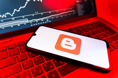 Prag, Çek Cumhuriyeti - 09 02 2025: Blog logosunu gösteren dizüstü bilgisayarlı telefon. Blogger blog oluşturma ve yayınlama için bir platformdur.