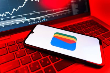 Prag, Çek Cumhuriyeti - 09 02 2025: Google Cüzdan logosunu gösteren dizüstü bilgisayarlı telefon. Google Cüzdanı dijital ödeme yöntemlerini depolamak ve kullanmak için bir platformdur.