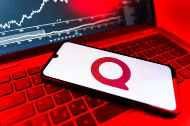 Prag, Çek Cumhuriyeti - 09 02 2025: telefon bilgisayarda Quora logosunu gösteriyor. Quora soru sormak ve bilgi paylaşmak için bir platformdur..