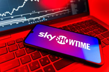 Prag, Çek Cumhuriyeti - 09 02 2025, SkyShowtime logosunu gösteren dizüstü bilgisayarlı telefon. SkyShowtime, sinema ve televizyon dizileri için bir yayın platformudur..