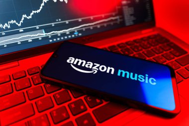 Prag, Çek Cumhuriyeti - 09 02 2025: Amazon Müzik logosunu gösteren dizüstü bilgisayarlı telefon. Amazon Müzik müzik müzik için bir platformdur..