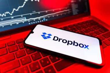 Prag, Çek Cumhuriyeti - 09 02 2025: Dropbox logosunu gösteren dizüstü bilgisayarlı telefon. Dropbox bulut depolama ve dosya paylaşımı için bir platformdur.