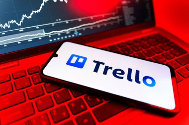 Prag, Çek Cumhuriyeti - 09 02 2025: Trello logosunu gösteren dizüstü bilgisayarlı telefon. Trello, tahta ve görevleri kullanarak proje yönetimi için bir platformdur.