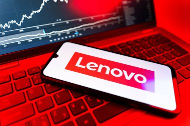 Prag, Çek Cumhuriyeti - 09 02 2025: Bilgisayarda Lenovo logosunu gösteren bir dosya var. Lenovo bilgisayar ve elektronik üreten bir teknoloji şirketidir..