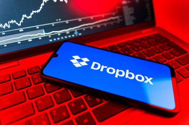 Prag, Çek Cumhuriyeti - 09 02 2025: Dropbox logosunu gösteren dizüstü bilgisayarlı telefon. Dropbox bulut depolama ve dosya paylaşımı için bir platformdur.
