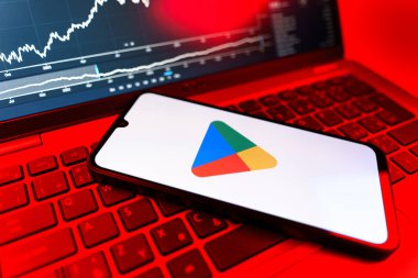 Prag, Çek Cumhuriyeti - 09 02 2025: Google Play logosunu gösteren dizüstü bilgisayarlı telefon. Google Play uygulamaları, oyunları ve dijital içeriği indirmek için bir platformdur.