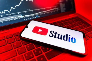 Prag, Çek Cumhuriyeti - 09 02 2025: Youtube Studio logosunu gösteren dizüstü bilgisayarlı telefon. Youtube Studio YouTube kanallarını yönetmek ve analiz etmek için bir platformdur.