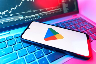 Prag, Çek Cumhuriyeti - 09 02 2025: Google Play logosunu gösteren dizüstü bilgisayarlı telefon. Google Play uygulamaları, oyunları ve dijital içeriği indirmek için bir platformdur.