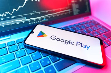 Prag, Çek Cumhuriyeti - 09 02 2025: Google Play logosunu gösteren dizüstü bilgisayarlı telefon. Google Play uygulamaları, oyunları ve dijital içeriği indirmek için bir platformdur.