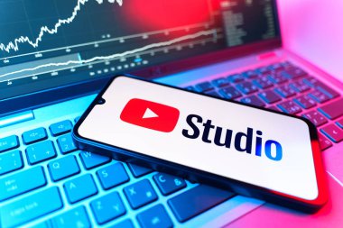 Prag, Çek Cumhuriyeti - 09 02 2025: Youtube Studio logosunu gösteren dizüstü bilgisayarlı telefon. Youtube Studio YouTube kanallarını yönetmek ve analiz etmek için bir platformdur.
