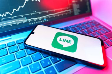 Prag, Çek Cumhuriyeti - 09 02 2025: telefon bilgisayarda ve hisse senedi çizelgesi logesini gösteriyor. Line aramalar, mesajlar ve çokluortam paylaşımı için bir mesajlaşma uygulamasıdır.