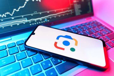 Prag, Çek Cumhuriyeti - 09 02 2025: Google Lens logosunu gösteren dizüstü bilgisayarlı telefon. Google Lens, resimlerdeki görsel arama ve bilgi için kullanılan bir araçtır..