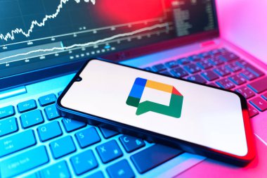 Prag, Çek Cumhuriyeti - 09 02 2025: Google Chat logosunu gösteren dizüstü bilgisayarlı telefon. Google Chat mesajlaşma ve takım işbirliği için bir platformdur.