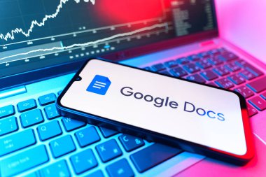 Prag, Çek Cumhuriyeti - 09 02 2025: Google Docs logosunu gösteren dizüstü bilgisayarlı telefon. Google Docs metin belgeleri oluşturmak ve düzenlemek için bir platformdur.