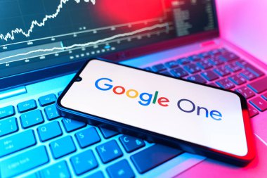 Prag, Çek Cumhuriyeti - 09 02 2025: Google One logosunu gösteren dizüstü bilgisayarlı telefon. Google 1 bulut depolama ve abonelik hizmetleri için bir platformdur.