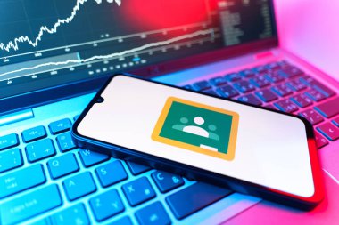 Prag, Çek Cumhuriyeti - 09 02 2025: Google Sınıfı logosunu gösteren dizüstü bilgisayarlı telefon. Google Sınıfı, sınıfları ve eğitim içeriğini yönetmek için bir platformdur.