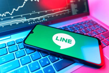 Prag, Çek Cumhuriyeti - 09 02 2025: telefon bilgisayarda ve hisse senedi çizelgesi logesini gösteriyor. Line aramalar, mesajlar ve çokluortam paylaşımı için bir mesajlaşma uygulamasıdır.