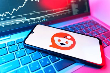 Prag, Çek Cumhuriyeti - 09 02 2025: Reddit logosunu gösteren dizüstü bilgisayarlı telefon. Reddit tartışma, haber ve toplum içeriği için bir platformdur.